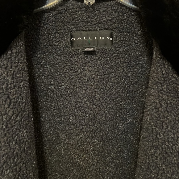 Black lined coat with faux fur collar - Picture 3 of 7